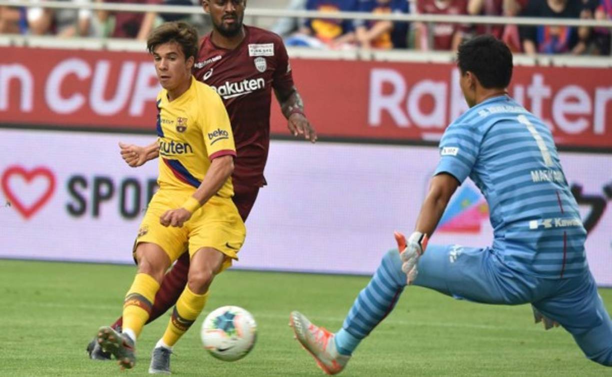 El mediocampista Riqui Puig intentó batir en varias ocasiones la portería del Vissel.