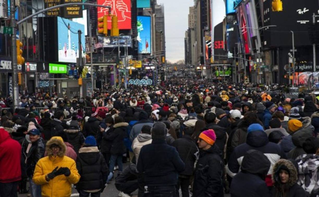 La gente espera para celebrar la víspera de Año Nuevo en Times Square el 31 de diciembre de 2019. Foto AFP