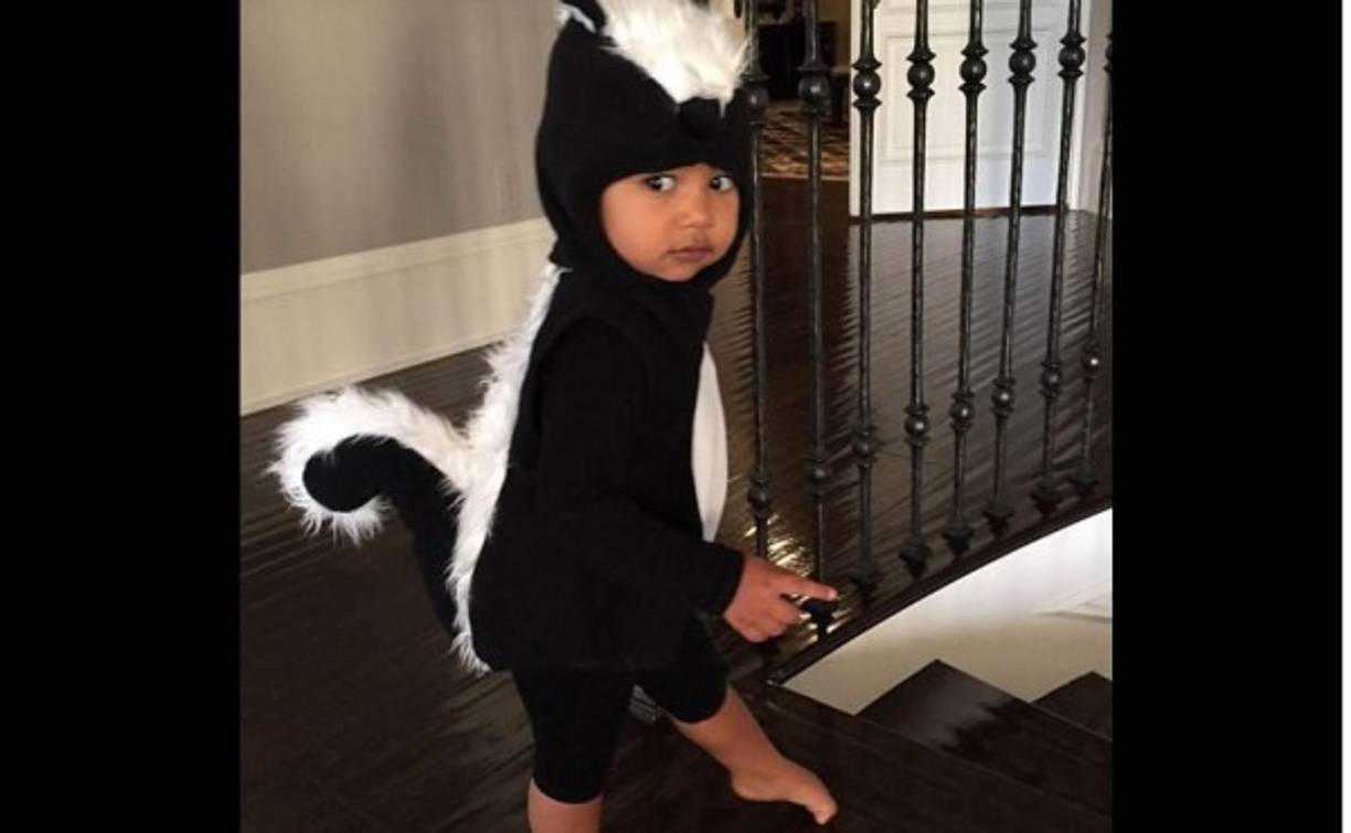 Kim Kardashian: North, la hijita de Kim Kardashian, vestida de zorrillito en Halloween.