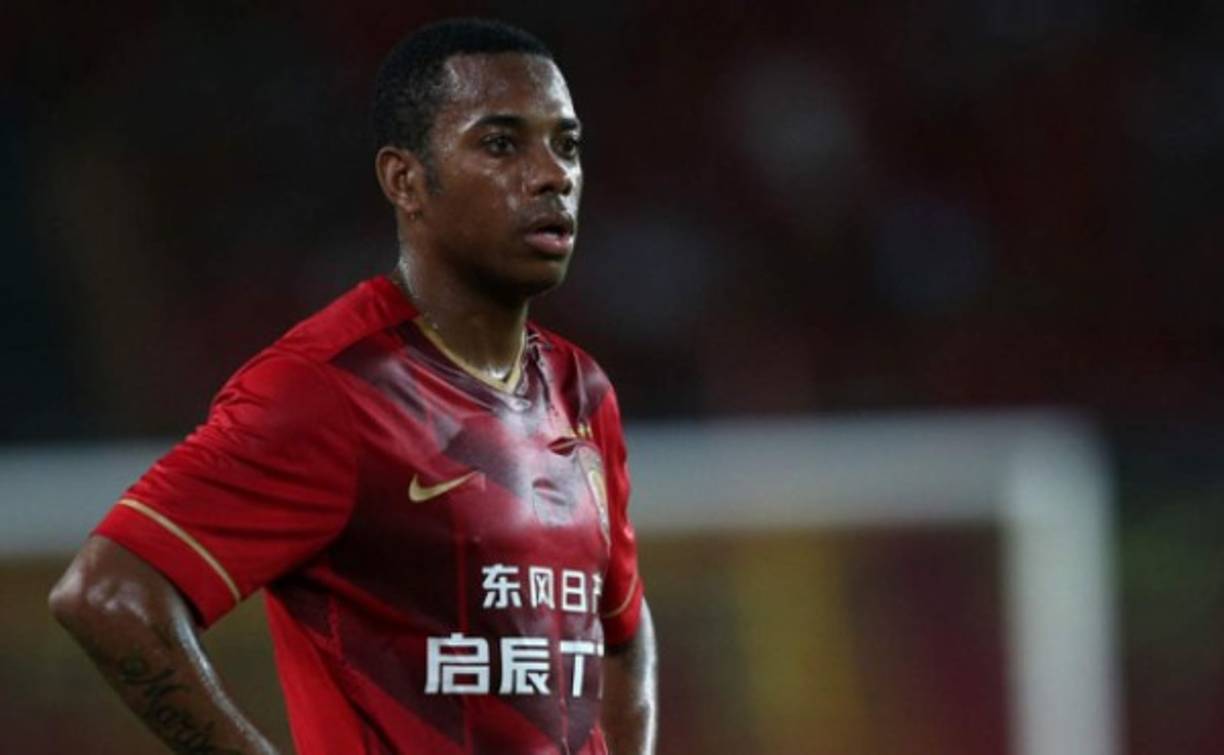 BELO HORIZONTE, BRAZIL - NOVEMBER 10: Dani Alves #4 of Brazil controls the ball during a match between Brazil and Argentina as part 2018 FIFA World Cup Russia Qualifier at Mineirao stadium on November 10, 2016 in Belo Horizonte, Brazil. (Photo by Pedro Vilela/Getty Images)