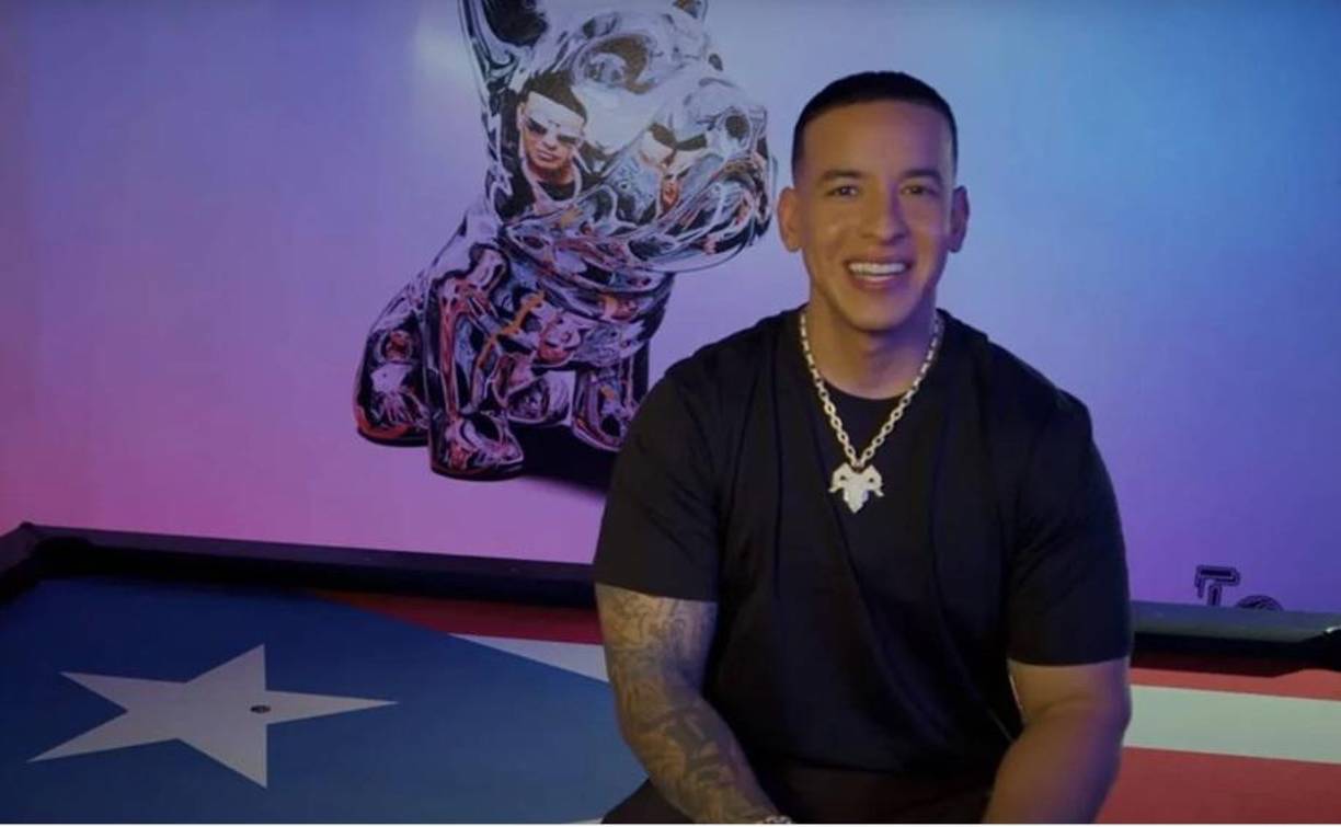 Daddy Yankee es uno de los creadores del género del Reggaetón, que decidió retirarse de los escenarios a sus 45 años, en la plena cúspide de su carrera, en la cual le abrió camino a muchos nuevos talentos de hoy en día. La imagen es de un video publicado el mes de marzo cuando informó su retiro.