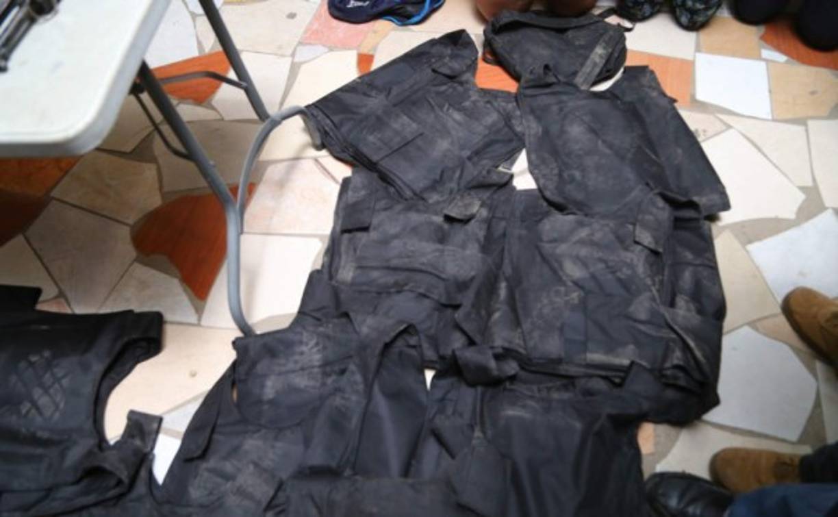A los detenidos se les decomisó armas de guerra, entre ellas AK-47 y AR-15, municiones, chalecos antibalas y teléfonos celulares.