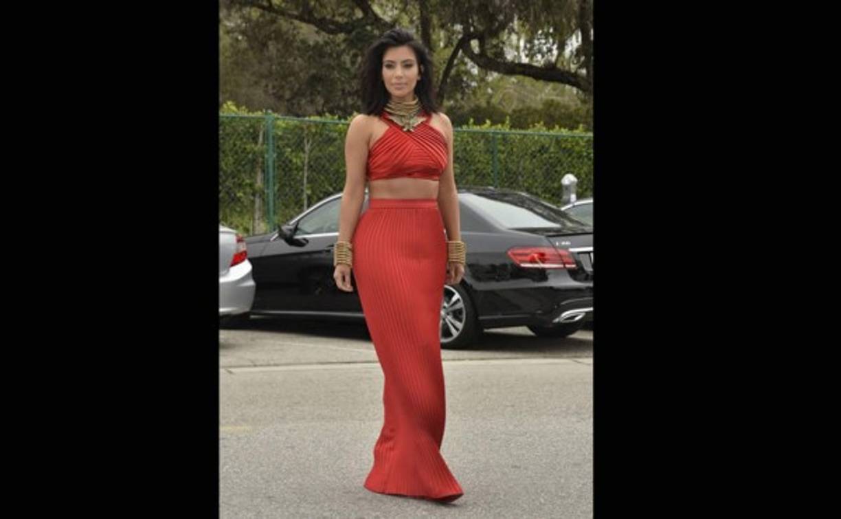 Kim no deja de admirar por sus curvas.