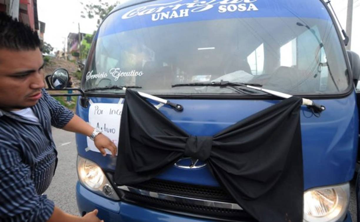 Los transportistas colocaron símbolos de duelo en sus unidades.