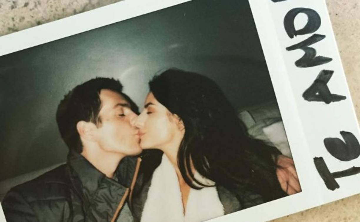 . Con tal de estar al lado de su novio y tener una nueva historia que contar, la actriz de 28 años de edad viajó hasta Cancún en donde el actor rodaba la película La paloma y el cuervo.