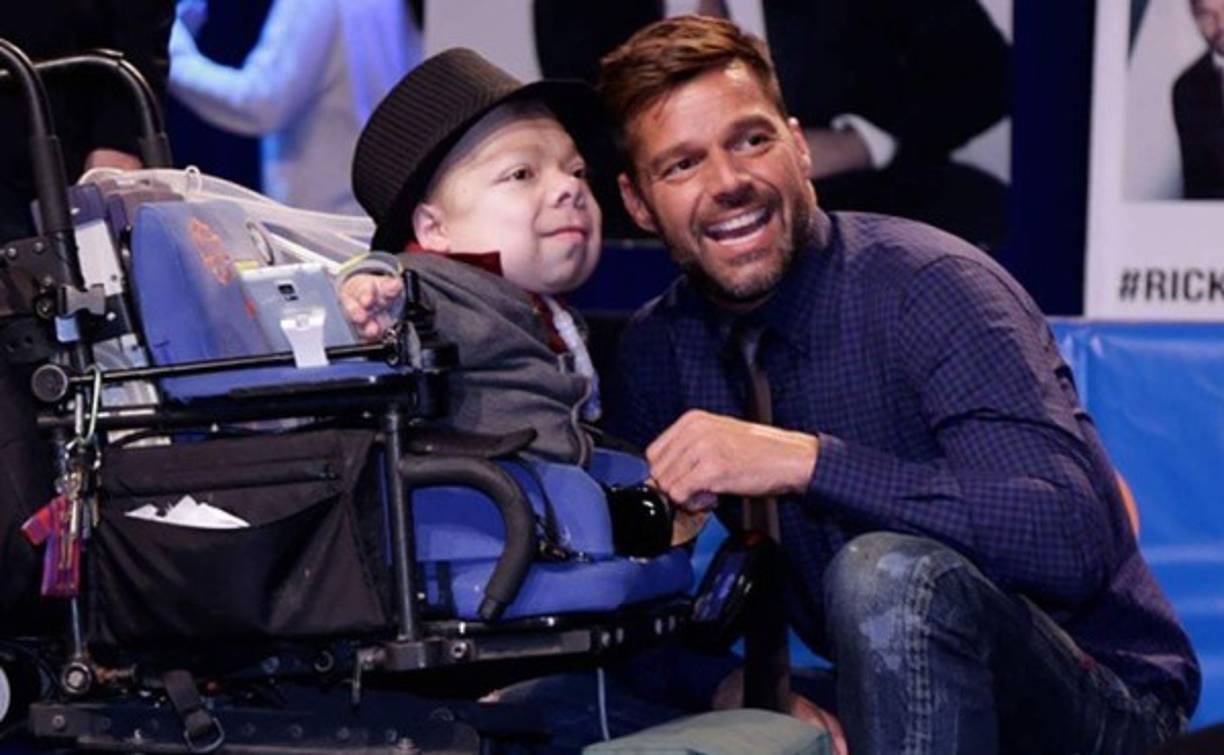 A Cris también le gusta la matemática. En la imagen con Ricky Martin.