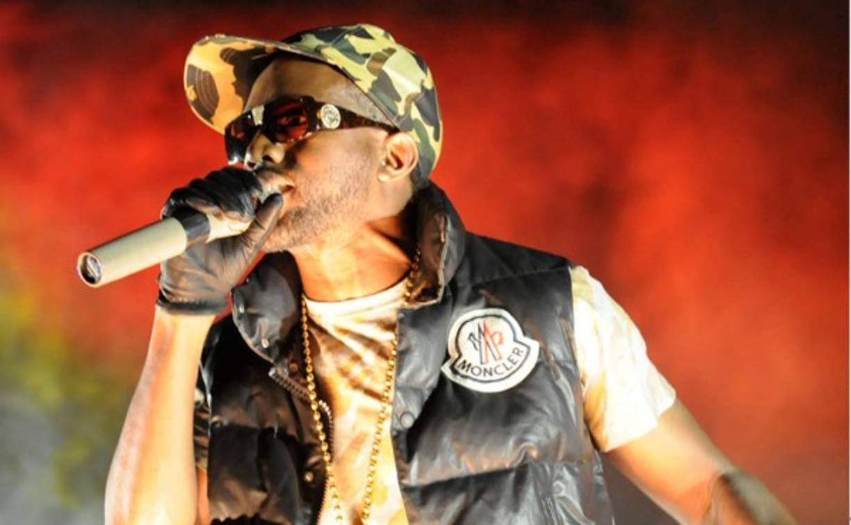 Rarezas: Poco menos de un mes después de que su caótica candidatura presidencial llegara a su fin, Kanye West fue nominado a un premio Grammy 2021 en una categoría lejana al rap.<br/><br/>El artista que sacudió la escena del hip-hop en 2014 con el álbum 'The College Dropout', ahora compite como Mejor álbum de música cristiana contemporánea en reconocimiento a su oda evangélica 'Jesus Is King'.<br/><br/>La categoría de Mejor álbum de palabra hablada, donde suelen competir contendientes inesperados, Michelle y Barack Obama están entre sus previos ganadores, este año incluye a los periodistas Rachel Maddow y Ronan Farrow, así como a Flea, el bajista de Red Hot Chili Peppers.