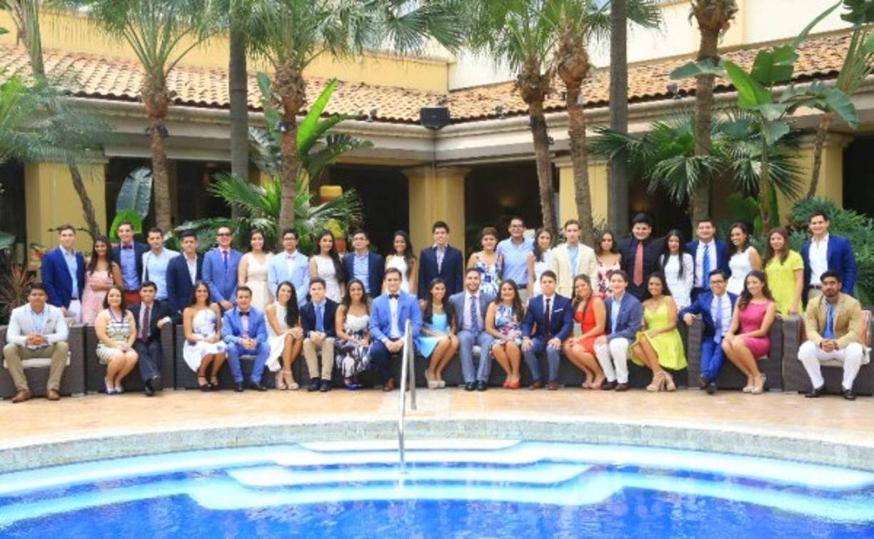 Los más de 30 futuros bachilleres bilingües posaron así de elegantes para la foto oficial que engalanará el anuario que cada uno tendrá como recuerdo de sus años como estudiantes de la Serán.