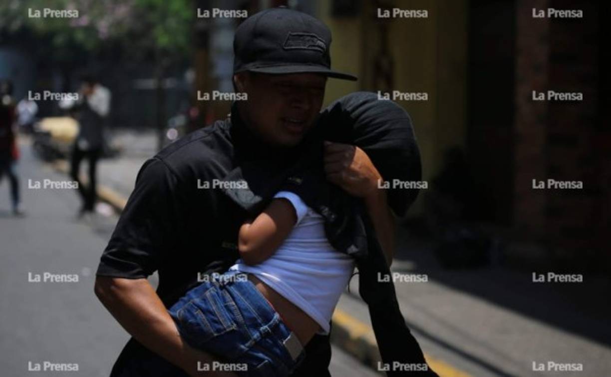 Personas particulares se vieron afectadas por los disturbios, ya que la Policía lanzó gas lacrimógeno para dispersar a encapuchados.