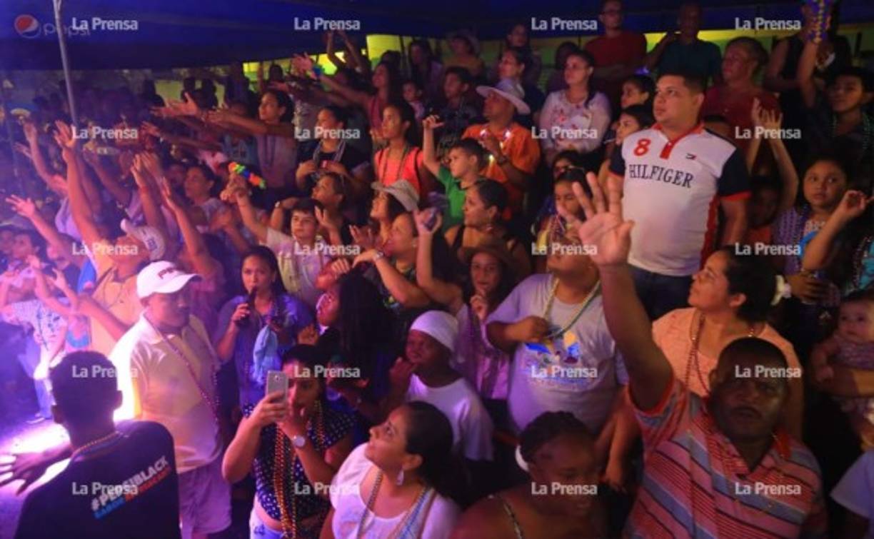 Varios policías participaron en los anillos de seguridad durante el cierre de la Feria Isidra de La Ceiba. Foto: Melvin Cubas.