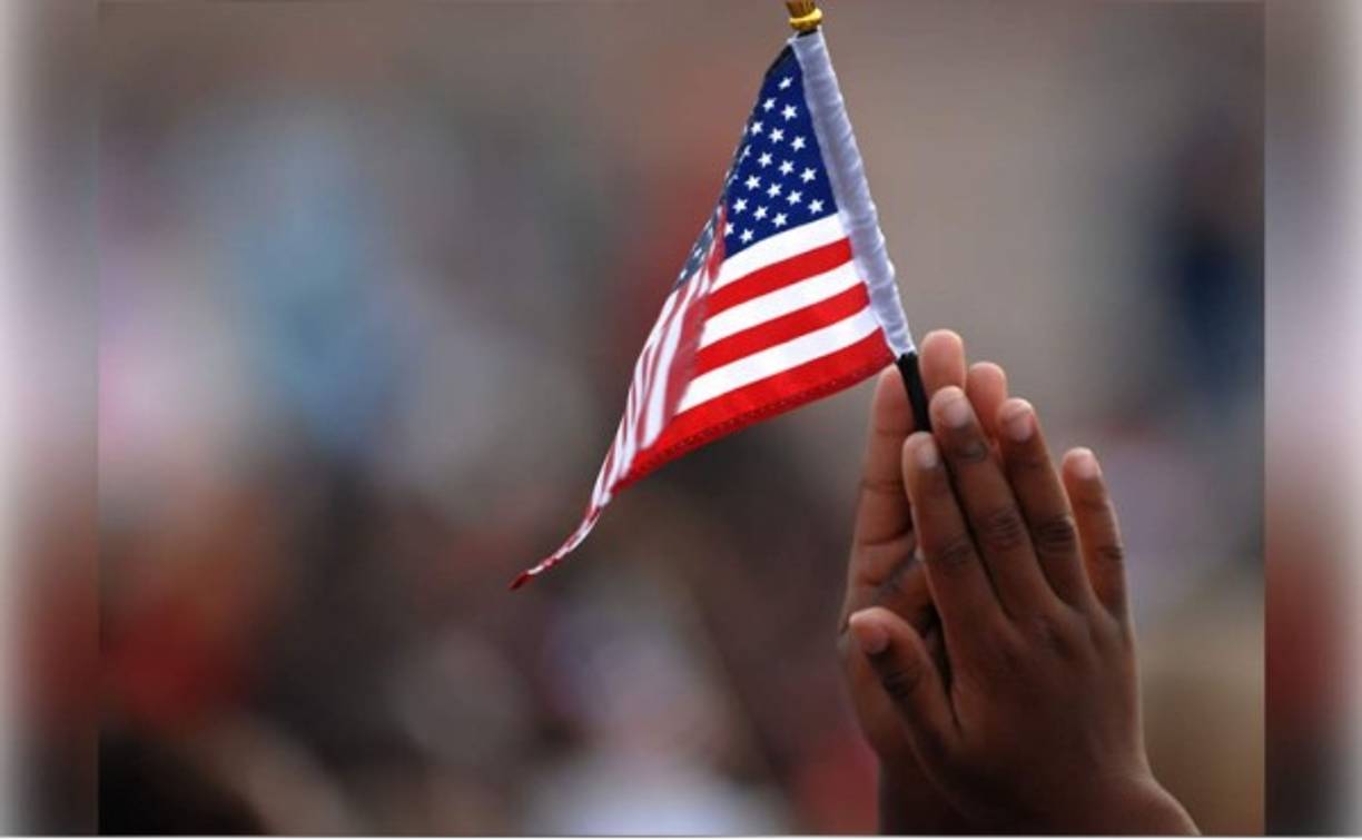 El 14 de junio de 1777 el Segundo Congreso Continental aprobó la Resolución de la Bandera, determinando que 'la bandera de los trece Estados Unidos sean trece barras rojas y blancas alternadas, que la unión sean trece estrellas blancas sobre campo azul, representando una nueva constelación.' En honor a este símbolo que representa una nación, indivisible, con libertad y justicia para todos, Estados Unidos celebra el Día de la Bandera cada 14 de junio.<br/><br/>Aquí hay 10 datos que debes saber sobre la bandera estadounidense:<br/>