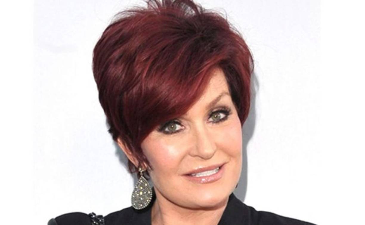 Sharon Osbourne confesó que se sometió a un aborto cuando tenía 17 años. La intervención le causó un daño en el cérvix, lo que le provocó la pérdida de tres embarazos más antes de llegar finalmente a tener su primer hijo.