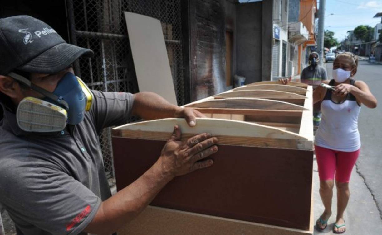 La elaboración de ataúdes no ha parado en Guayaquil, mientras la población se mantiene con alarma y temor.