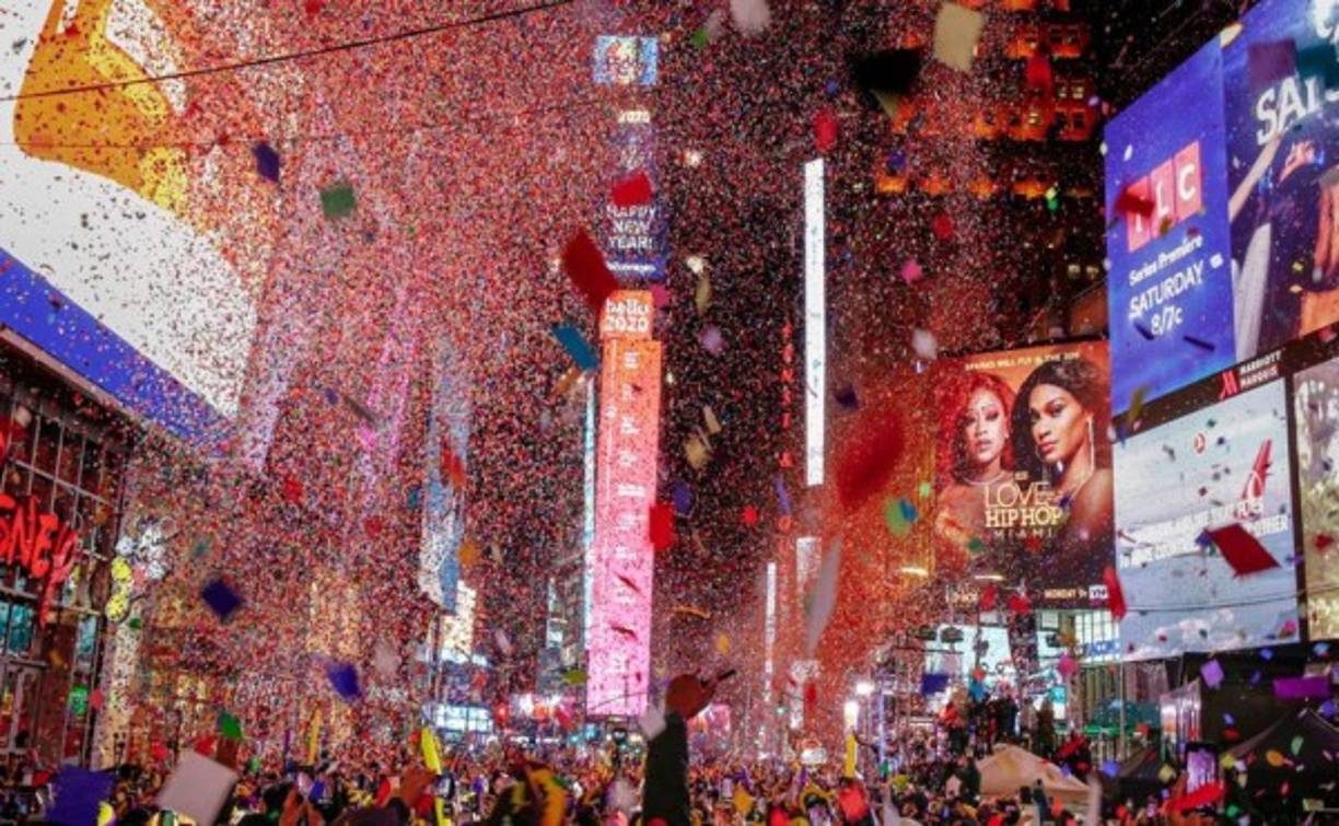 Las parejas se besaron, otros aplaudieron y agitaron globos mientras los fuegos artificiales y una lluvia de confeti marcaban el inicio de 2020 en Times Square, en Nueva York.