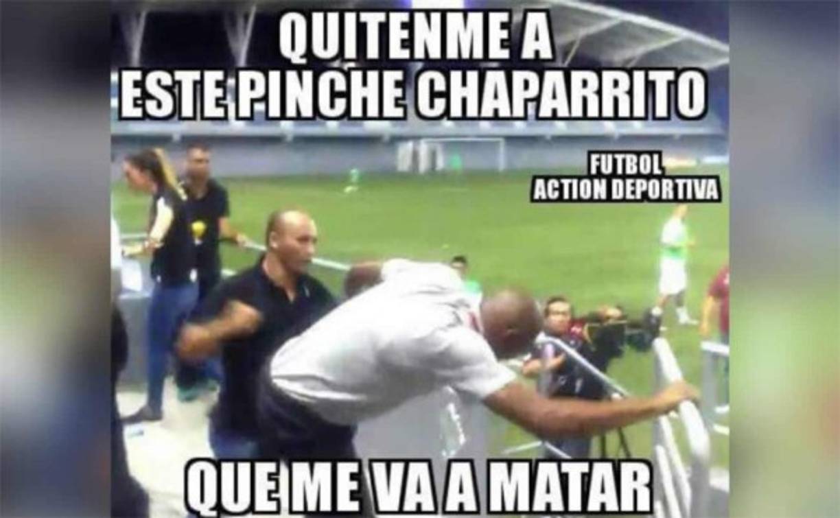 La trifulca que tuvo el entrenador de Costa Rica es la burla de todos en la red.