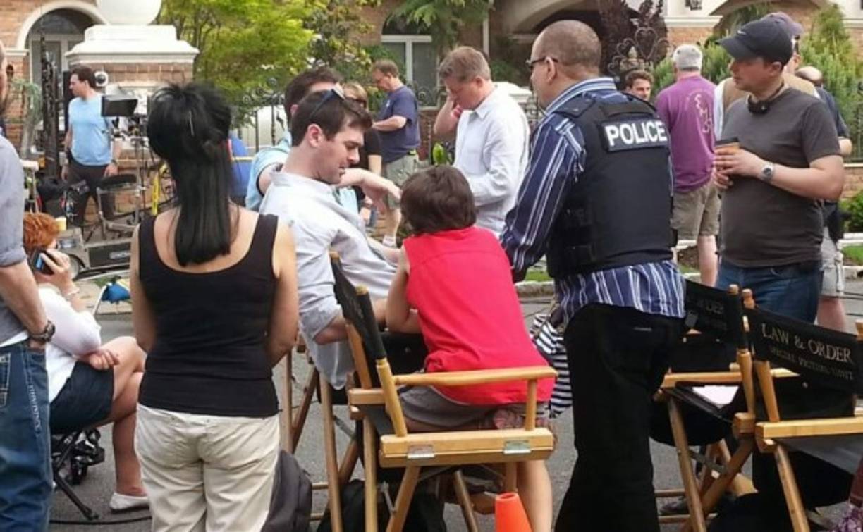 Ángel Romero en un set de la Ley y el Orden.