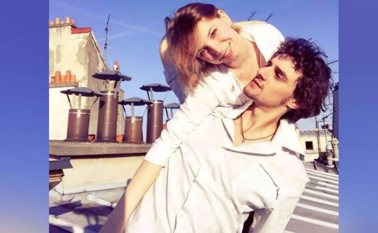 Giorgio Cantarini luce muy enamorado junto a esta chica en varias fotografías.