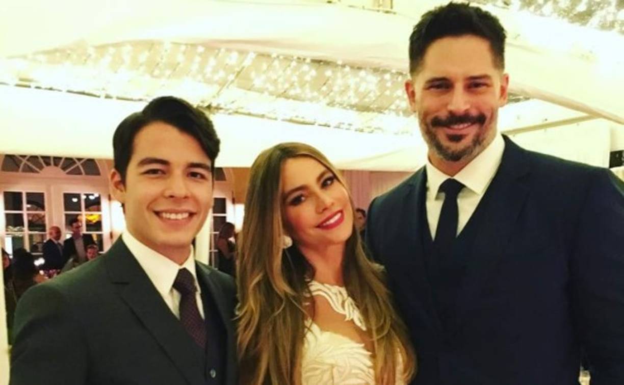 Sofía Vergara con su hijo Manolo y su prometido Joe Manganiello.