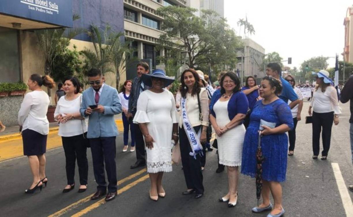 En el desfile también participaron docentes y autoridades departamentales.