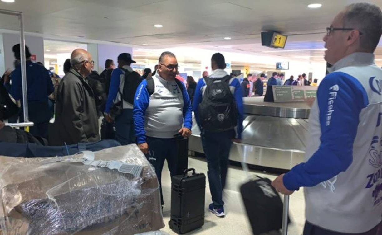 La afición en el aeropuerto le transmitió alegría y deseó éxitos a los jugadores y cuerpo técnico.