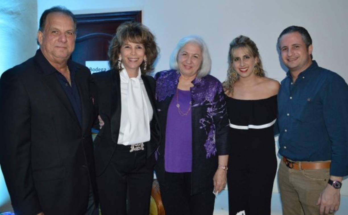 Edgardo y Patricia Canahuati, Naval Burbara, Tania y Elías Canahuati.