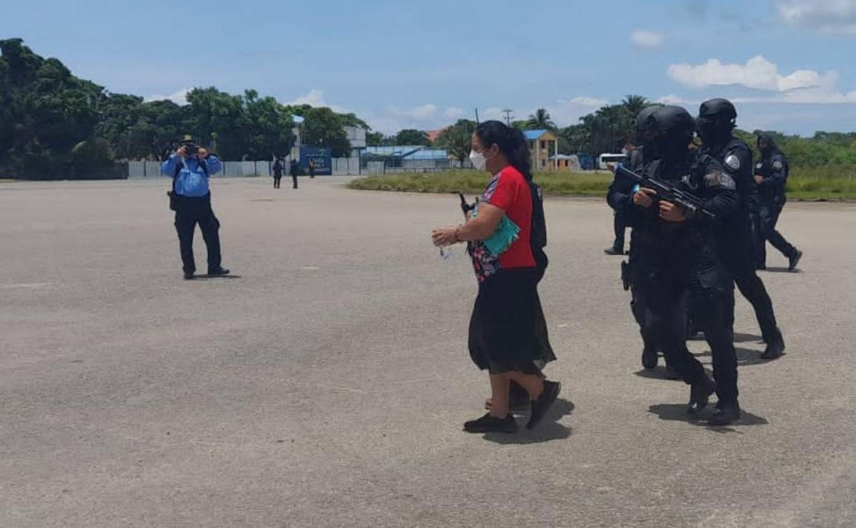 Esta acción apoya los esfuerzos del gobierno del presidente estadounidense Joe Biden “para combatir los efectos desestabilizadores del crimen transnacional en Centroamérica”, afirmó Price, días después de que el expresidente hondureño Juan Orlando Hernández quedó preso por un juez de Nueva York, tras ser extraditado desde Tegucigalpa, acusado de tráfico de cocaína y uso de armas.