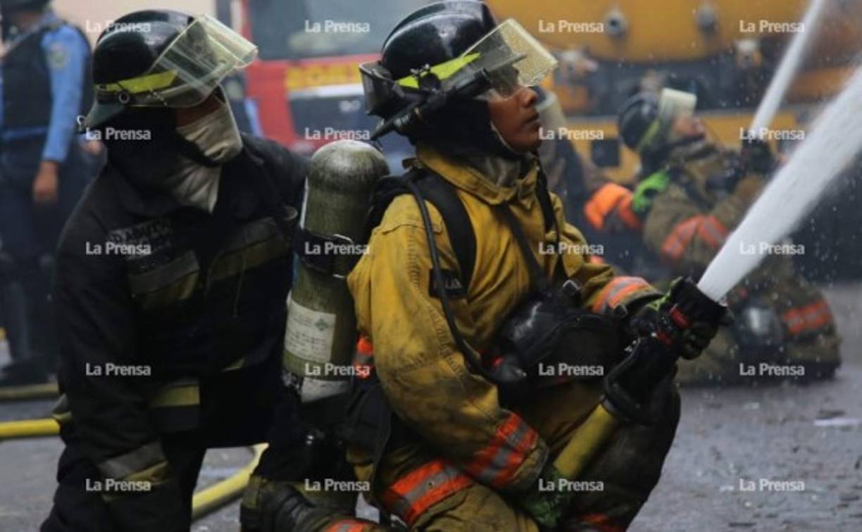 Bomberos asistiendo para sofocar el voraz incendio en la comuna capitalina.