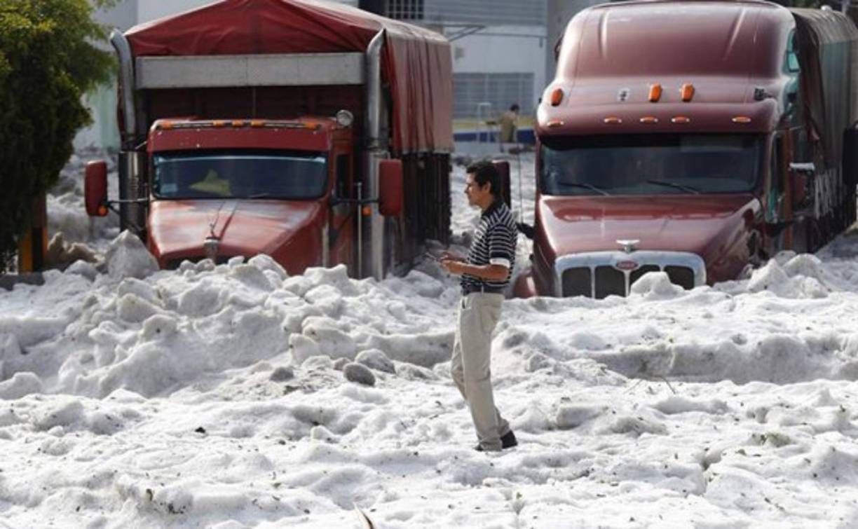 'Se inundó todo. La presión del hielo hizo que tronaran los cristales de las puertas de los refrigeradores', relató Elena García, luego que el granizo entró a su casa y su tienda de abarrotes.