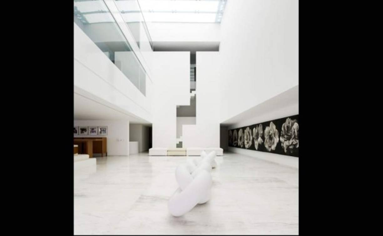 La planta baja tiene piso de mármol. En el primer piso, están las recámaras: en un ala están seis para los hijos de la familia, mientras que en la otra está la habitación principal con vestidor, baños separados y área de spa.