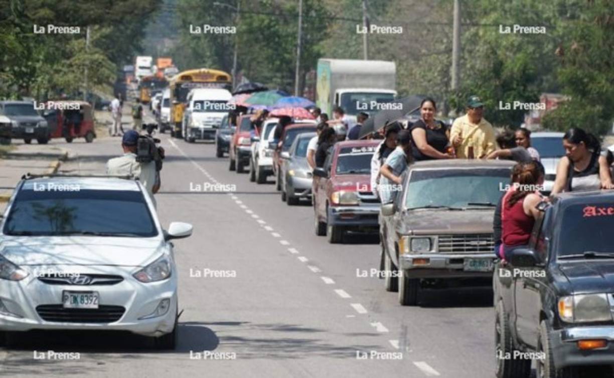 Familiares, amistades y vecinos de Dayanna hicieron una enorme caravana que recorrió la ruta hacia el cementerio.