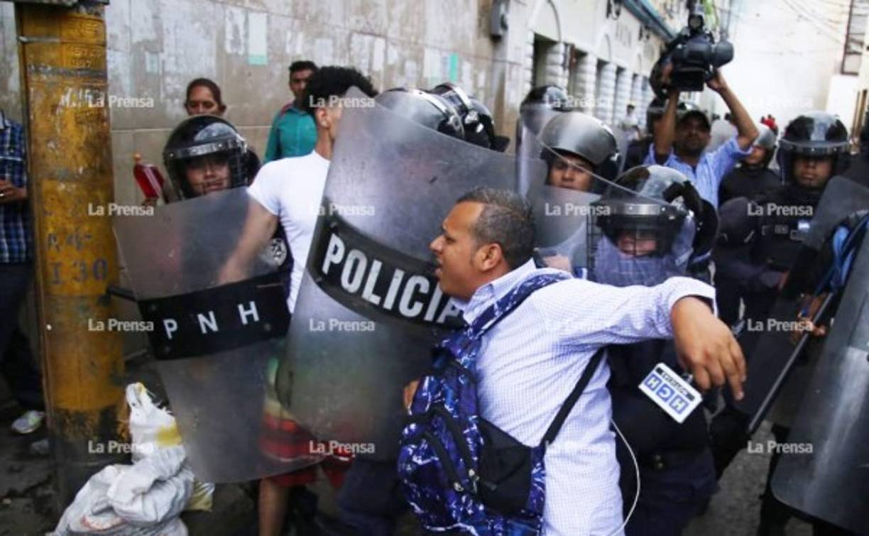 A primeras horas de hoy, al menos cuatro carreteras habían sido bloqueadas por manifestantes protestando por la misma ley aprobada por los diputados la semana pasada, sin el respaldo de las principales fuerzas de oposición.
