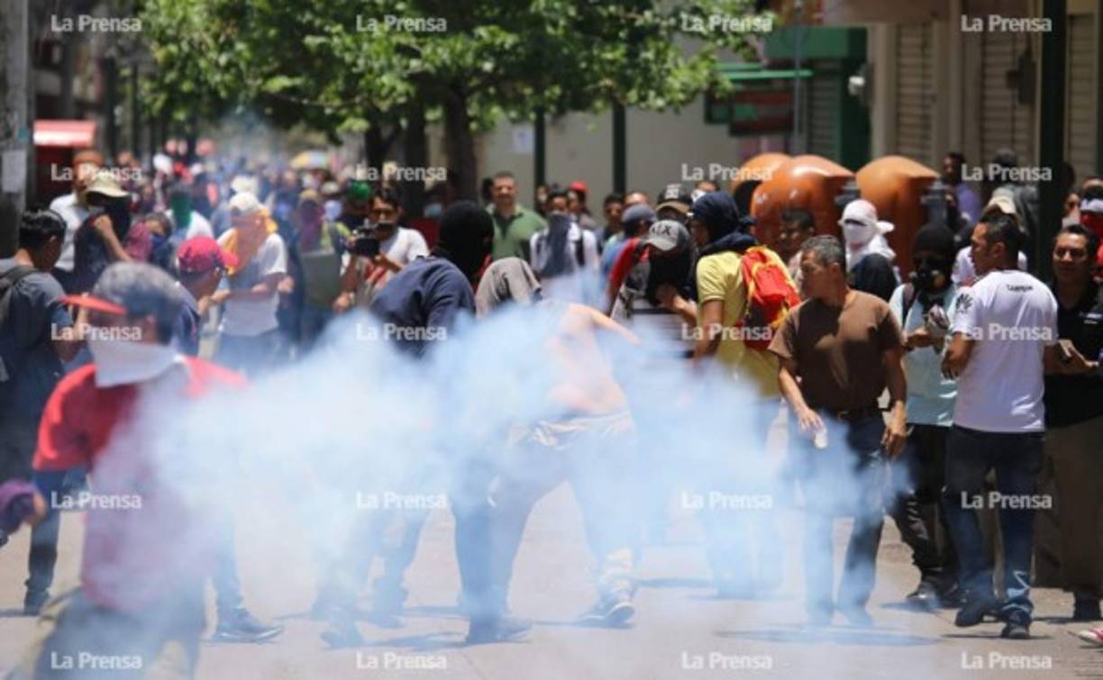 Por tercer día consecutivo hubo disturbios en el centro de la capital hondureña, los de este miércoles ocurrieron más de una hora después de que finalizó la movilización de los obreros que salieron a las calles en el Día Internacional del Trabajador. Fotos: Andro Rodríguez