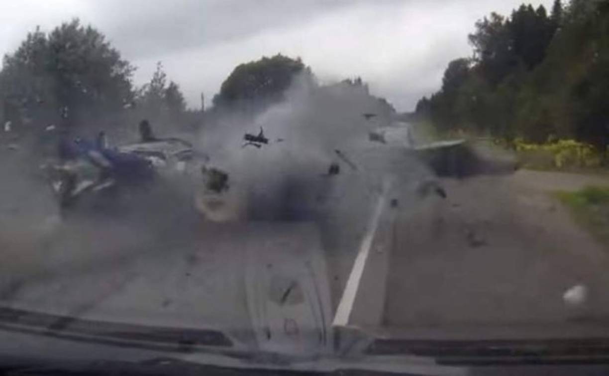 La vida en las carreteras muchas veces pende de un hilo y una muestra clara es este fatal accidente que le ocurrió a unos ocupantes de este vehículo turismo que rebasaron e impactaron contra un camión. Aunque el accidente es fatal e impresionante, dos personas lograron salir con vida, pero una tercera falleció tras el encontronazo. La imprudencia fue del conductor del turismo, Leonid Mukhin de 20 años, quien rebasó a alta velocidad a los vehículos que transitaban por la carretera de Volosovo en Leningrado, Rusia. Sin embargo, Mukhin falleció en el interior del vehículo, sus acompañantes que salieron 'volando' se encuentran en recuperación en un hospital local.