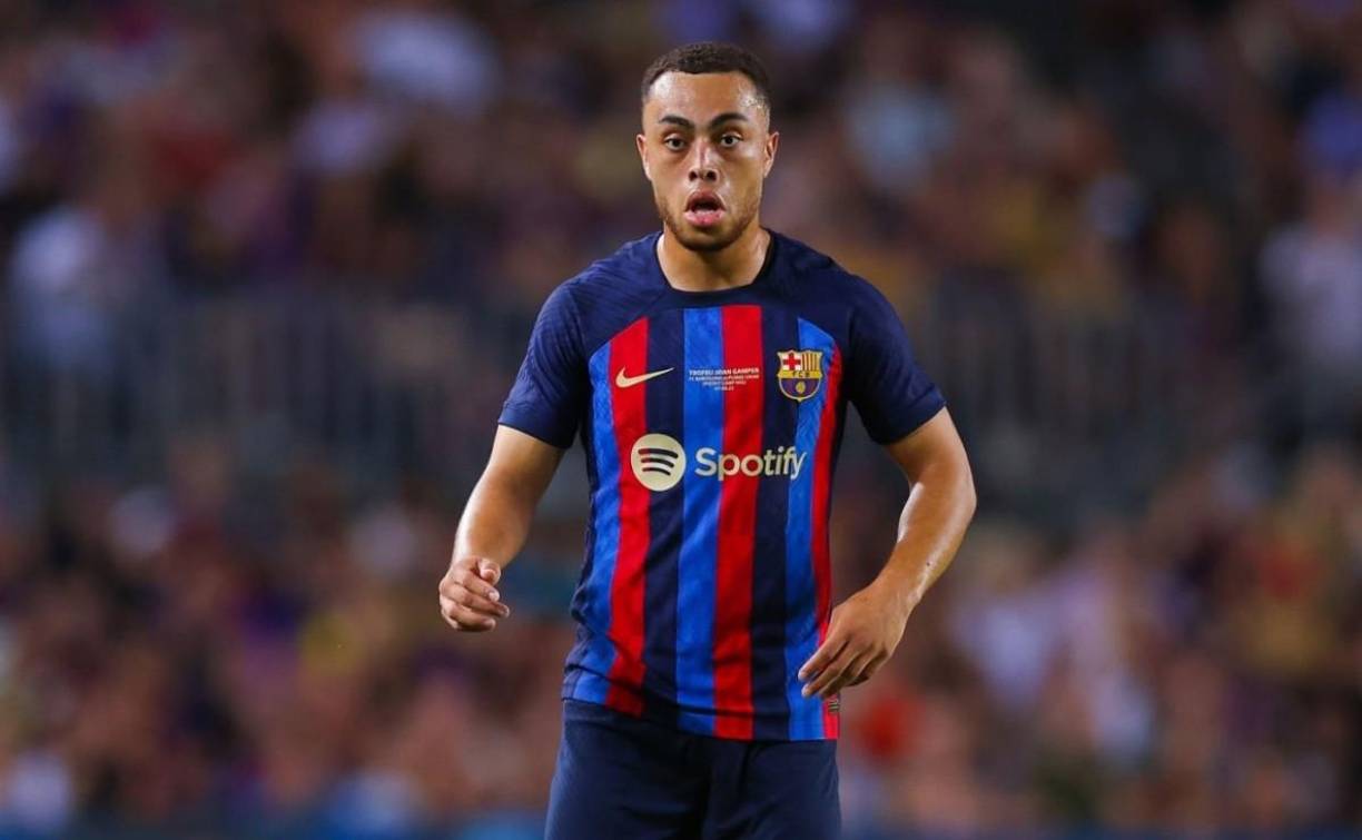 El diario ‘Sport’ informa que el Manchester United estaría interesado en hacerse con los servicios del lateral estadounidense Sergiño Dest, que se reencontraría en el equipo inglés con Erik ten Hag, su técnico en el Ajax. Hasta el momento, los ingleses ofrecen a Diogo Dalot para rebajar el precio de la operación. Al Barça solo le interesa una venta, y pide 20 millones de euros por el norteamericano.