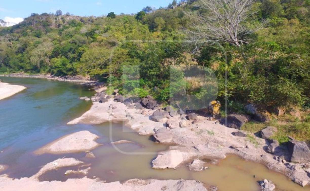 El proyecto Los Llanitos se encuentra ubicado entre los municipios de Santa Rita y Ceguaca, y formaría un lago artificial de unos 20 kilómetros cuadrados de extensión, cuyas aguas abarcarían territorio de los municipios de San Pedro Zacapa, San Francisco de Ojuera y Concepción Sur. Entre tanto, Jicatuyo, ubicada también en Santa Bárbara, entre los municipios de San José de Colinas y Santa Bárbara, formaría un lago artificial de 65 kilómetros cuadrados y el agua abarcaría territorios en los municipios de San Luis, Atima, San Nicolás, Nuevo Celilac, San Vicente Centenario, La Arada, El Níspero, Santa Rita y Ceguaca.
