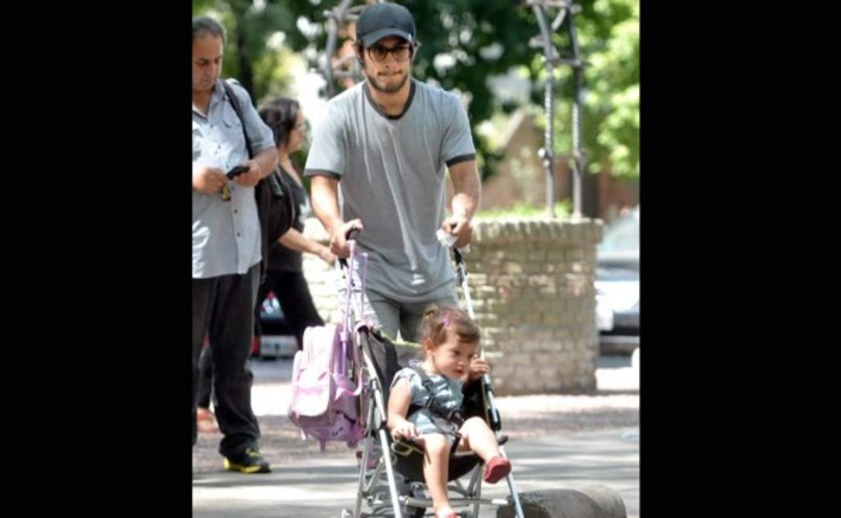 Gael García Bernal y su pequeña Libertad.