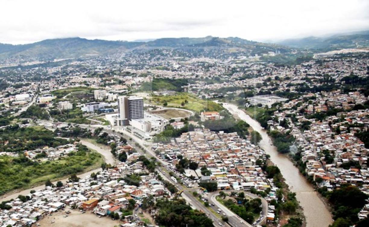 El río Choluteca rodea toda la capital, ya que cruza de norte a sur. En la temporada de lluvias, sus aguas amenazan y ponen en peligro a pobladores que viven en las orillas.