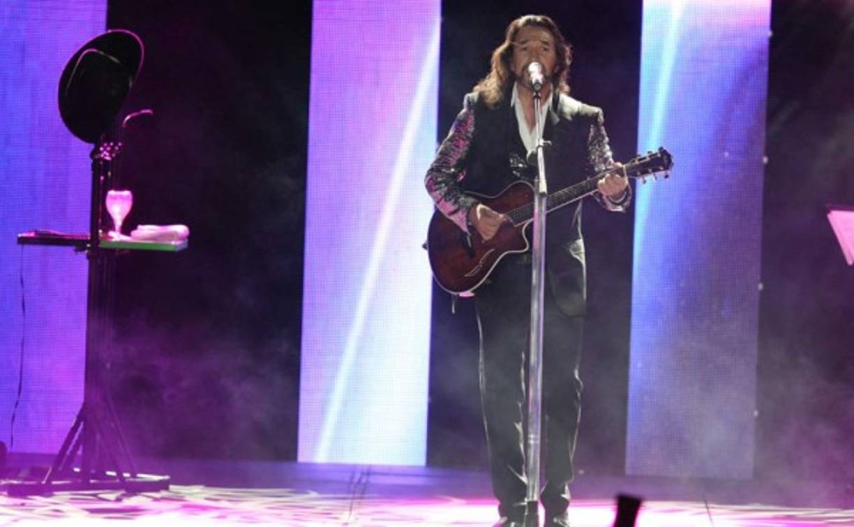 Pese a varias horas de espera, la alegría, el cariño, la pasión y admiración por el artista mexicano reinaron en esta instalación deportiva.