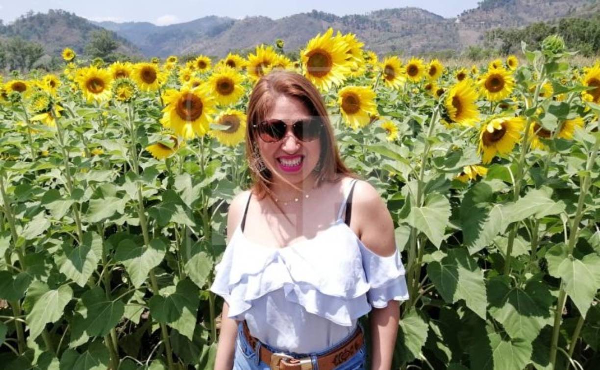 Esta visitante lució sonriente con un hermoso paisaje coloreado por los girasoles.