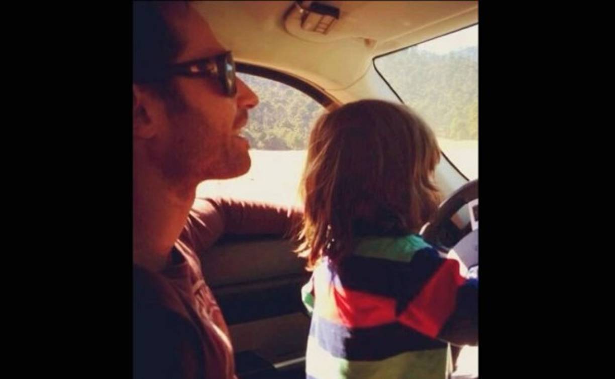 Sebastián Rulli junto a su pequeño Santiago.