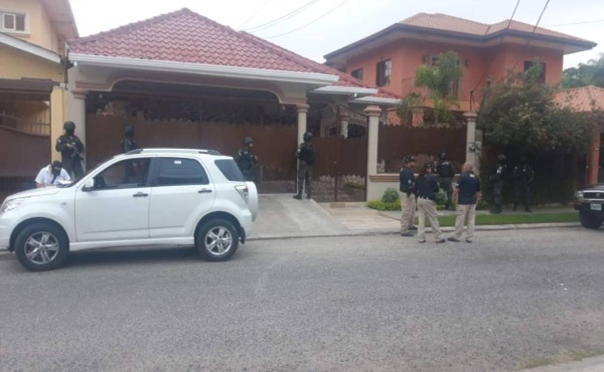 Los sospechosos registran transacciones financieras a través de tarjetas de crédito y se evidencia pagos y consumos realizados en Colombia y países europeos.