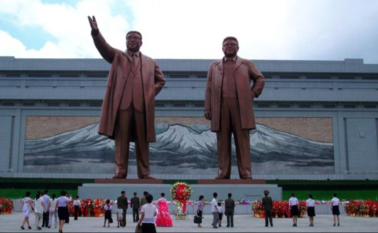 Estatuas gigantescas de Kim Il-sung y Kim Jong-il reciben los respetos de los ciudadanos en Pyongyang.