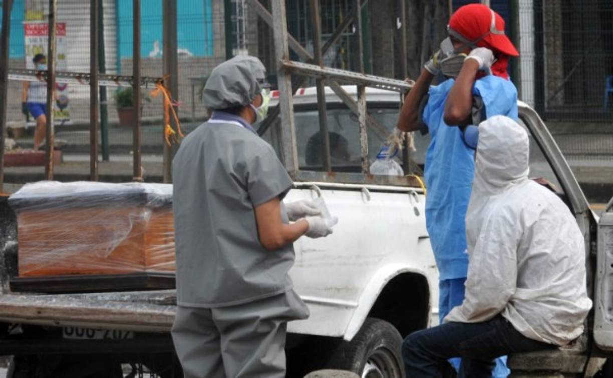 Varias personas en Guayaquil no han podido dar con el paradero de sus parientes y llegan hasta la morgue del Hospital General Guasmo Sur cargando un ataúd.