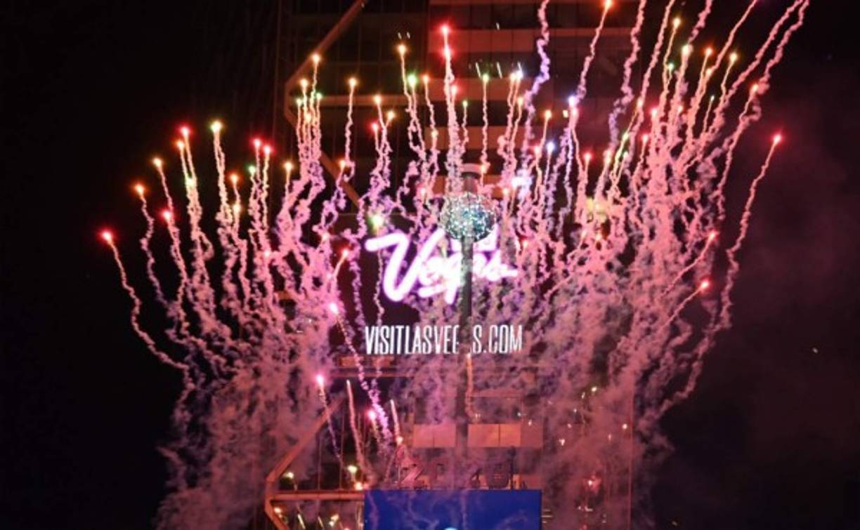 Una vista de fuegos artificiales durante la celebración de Nochevieja 2020 de Times Square. Foto AFP