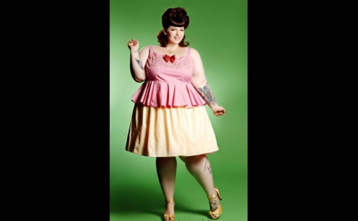 Tess Munster, talla 54, se ha convertido en una defensora de las mujeres que visten más allá de las tallas convencionales y acaba de fichar por Milk Management, una de las agencias de modelos más importantes del mundo.