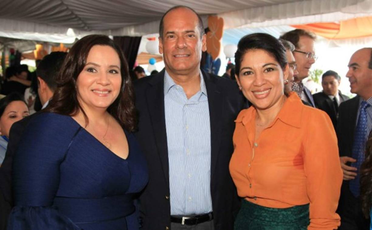 Ana de Hernández, Roberto Álvarez y Karla Avila.