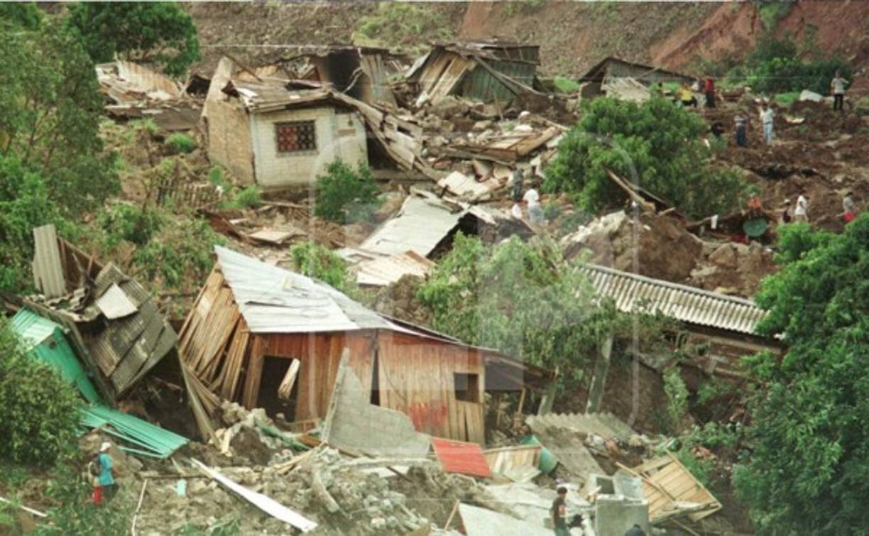 Pronto se adoptaron programas específicos para afrontar los problemas críticos no resueltos o que representaban amenazas secundarias en lo referido a agua y saneamiento, manejo de albergues temporarios, distribución de alimentos, vigilancia epidemiológica y control vectorial, rehabilitación y reconstrucción de la infraestructura vial, reordenamiento territorial para identificar nuevas áreas de desarrollo, manejo de cuencas, educación e información pública.