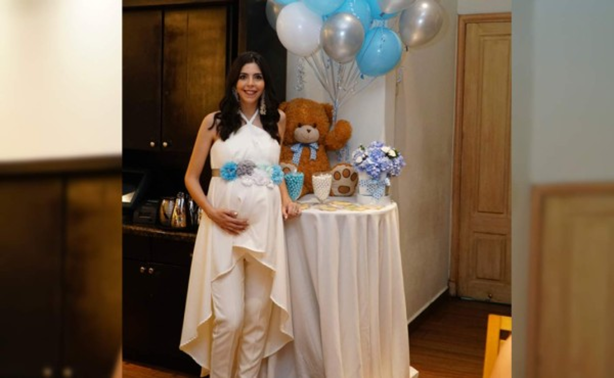 El joven matrimonio formado por Andrea Zgheibra de Monterroso y David Monterroso se encuentra muy feliz porque espera el nacimiento de su segundo hijo.<br/><br/>Este acontecimiento tiene emocionadas a las abuelas Suyapa Monterroso y Wafa Zgheibra, así como también a toda la familia y amistades de la pareja. Por dicho motivo, se le organizó a la madre una tarde de té para brindar por la vida del nuevo integrante de la familia.<br/><br/>El encuentro fue en el restaurante Bambú, del hotel Real InterContinental, adonde se reunieron las invitadas para llenar de regalos y buenos deseos a Andrea.<br/><br/>Emocionada. La agasajada y feliz madre Andrea Zgheibra de Monterroso