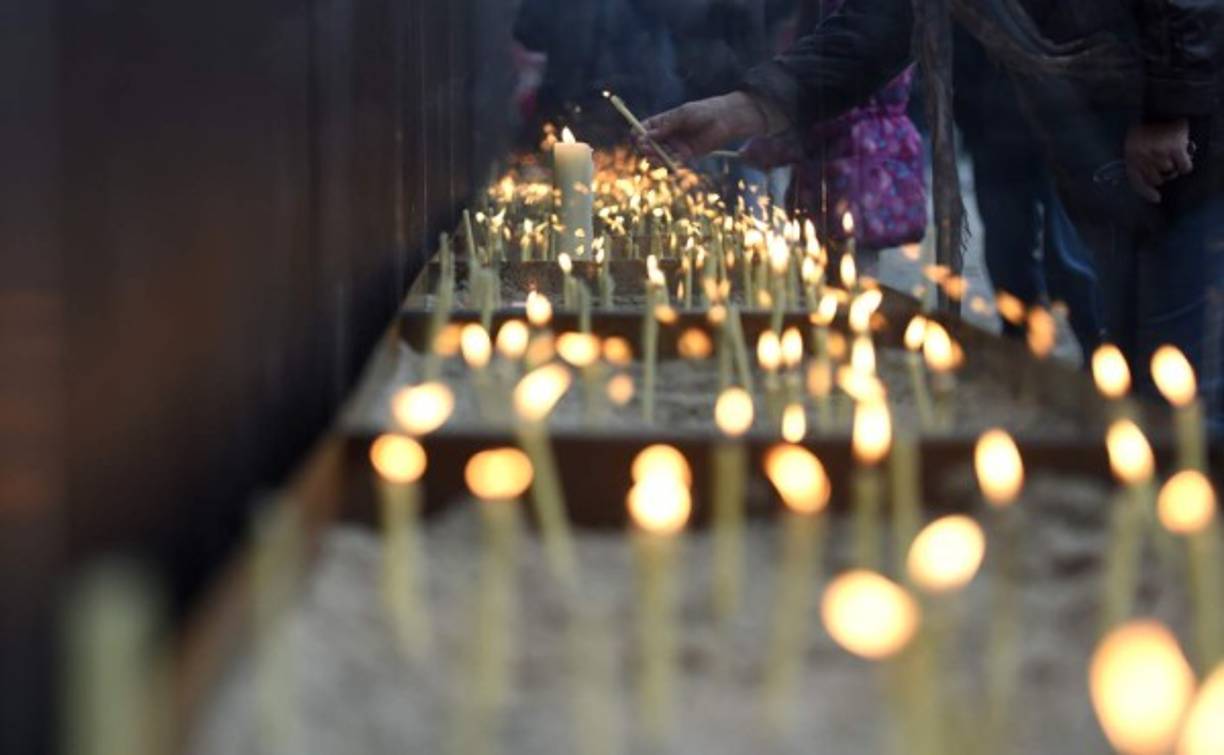 Dencenas de velas se encendieron en el muro de Berlín.