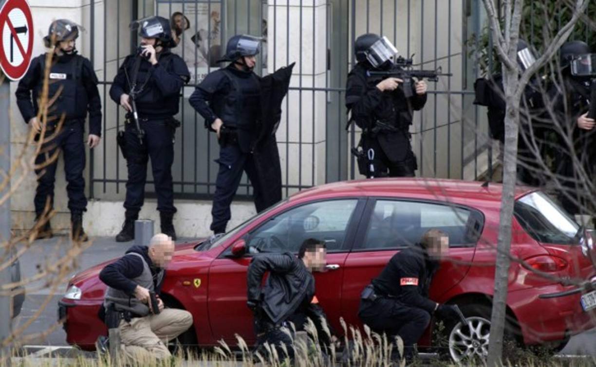 La policía rodeó las oficinas de correo.